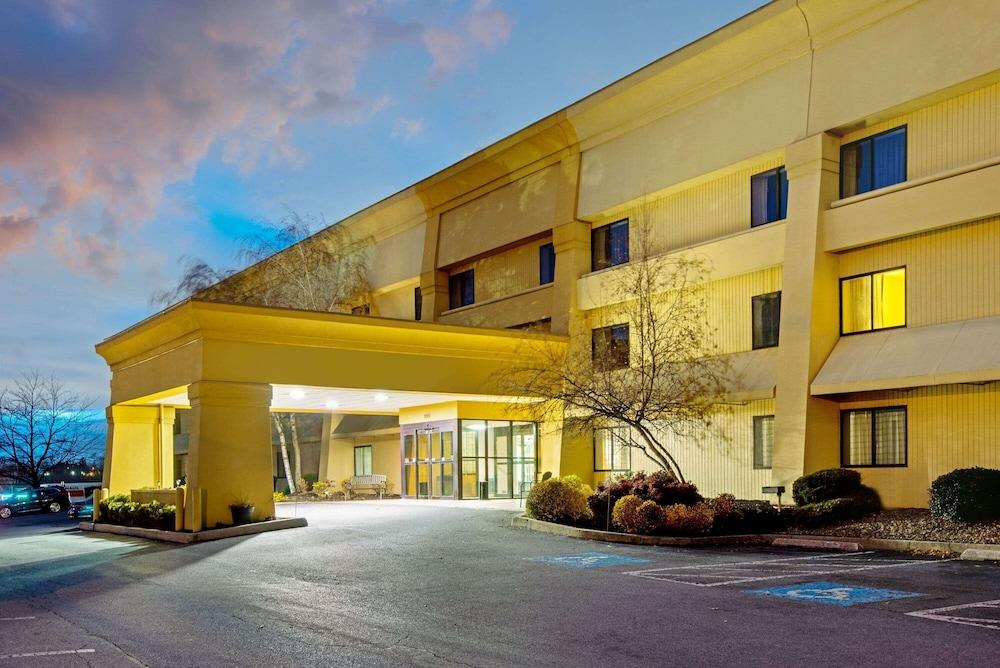 La Quinta By Wyndham Harrisburg Airport Hershey Exterior photo